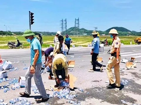 Nghệ An: CSGT giúp tài xế thu gom hàng trăm thùng nước giữa trưa nắng nóng