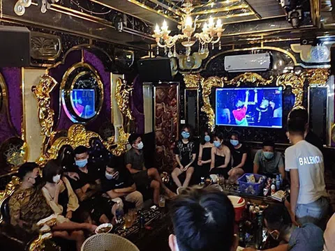 Giữa mùa dịch COVID-19, 20 nam thanh nữ tú tụ tập hát karaoke