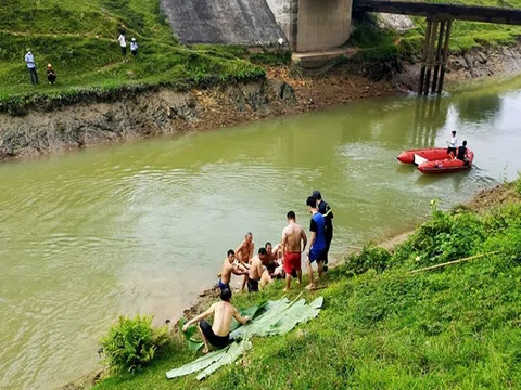 Nghệ An: Tìm thấy thi thể nam sinh lớp 7 đu-ối nước dưới chân cầu treo