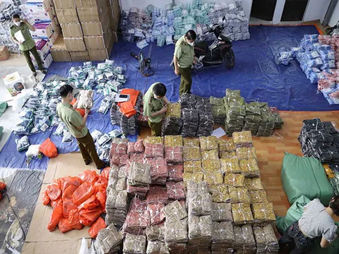 Tổng tấn công 8 kho hàng, thu giữ hàng trăm nghìn sản phẩm không rõ nguồn gốc