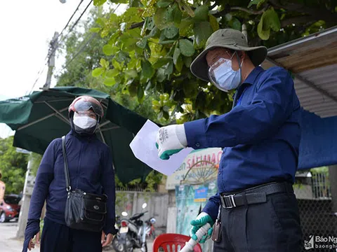 Xúc động hình ảnh giáo viên Nghệ An đứng chốt chống dịch