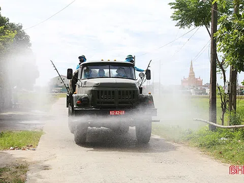 Hà Tĩnh: Lực lượng phòng hóa Quân khu 4 phun khử khuẩn toàn bộ xã Thạch Long