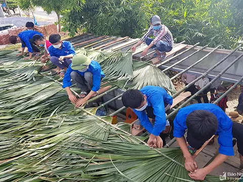 Nghệ An: Người dân Thanh Chương thức đêm làm tranh tre chống nóng cho chốt chống dịch