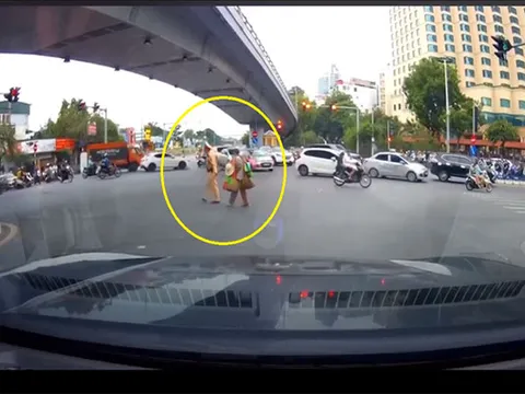 Sự bối rối của cụ ông bán hàng rong giữa ngã tư và cái chạm tay của chiến sĩ CSGT hút mọi chú ý