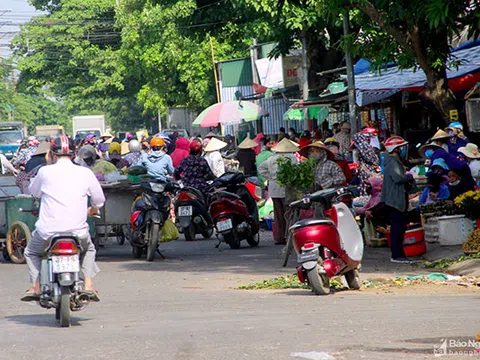 Nghệ An: Người dân chen chúc mua bán hàng trước cổng chợ đầu mối Vinh