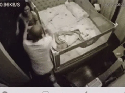 Không đồng ý ly hôn, chồng đánh đập, bóp cổ vợ trong phòng ngủ khiến dân mạng phẫn nộ