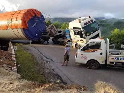 Xe tải siêu trường siêu trọng chở thân trụ điện gió bị lật ngang giữa đèo