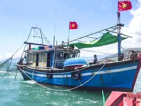Bộ đội Biên phòng Hà Tĩnh bắt giữ tàu cá khai thác hải sản trái phép