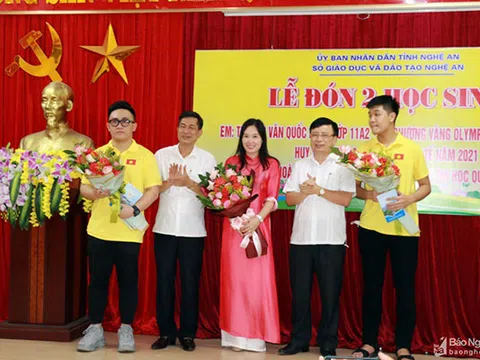 Nghệ An: Khen thưởng 2 học sinh đạt thành tích cao tại Cuộc thi Olympic Tin học khu vực và quốc tế