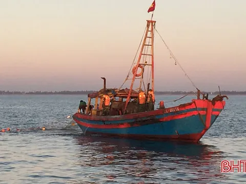 Hà Tĩnh: Phát hiện 2 tàu cá khai thác trái phép trên vùng biển Nghi Xuân