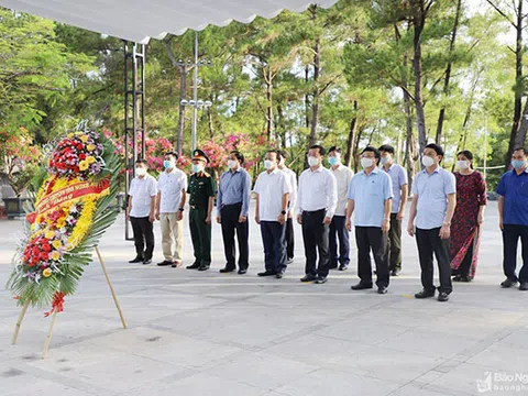 Đoàn đại biểu Nghệ An tưởng niệm các anh hùng liệt sĩ tại Nghĩa trang liệt sĩ Trường Sơn