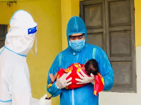 Nghệ An: Bệnh nhi nhỏ tuổi nhất tại bệnh viện dã chiến được ra viện