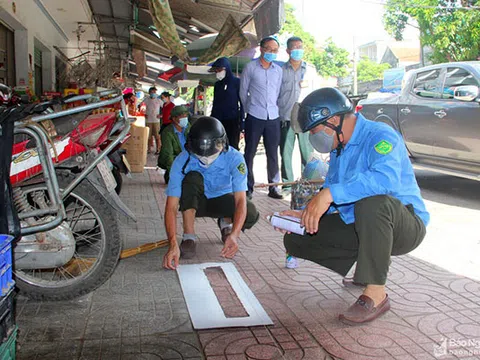 TP. Vinh kẻ vạch giới hạn khu vực bán hàng trước cổng chợ đầu mối