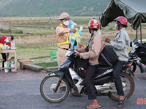 Tiếp tế đồ ăn, nước uống, dẫn đoàn người đi xe máy về từ vùng dịch các tỉnh phía Nam rời Hà Tĩnh an toàn