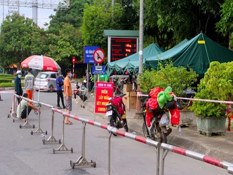 Nghệ An: Lập chốt cầu Bến Thủy test nhanh Covid-19 cho người dân chạy xe máy từ miền Nam về quê