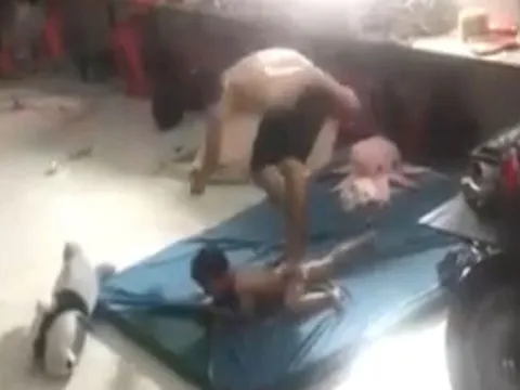 Phẫn nộ clip ông chồng hờ của mẹ đánh đ.ập dã man bé trai 5 tuổi