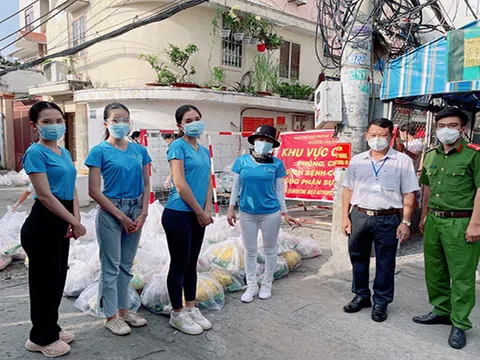 Tiểu Vy, Phương Anh và “bà trùm Hoa hậu” chi viện lương thực cho lao động nghèo