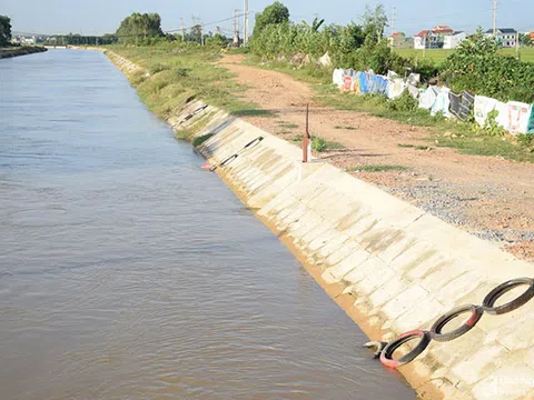 Nghệ An: Hàng trăm chiếc phao cứu sinh được thả xuống sông Đào ở Yên Thành