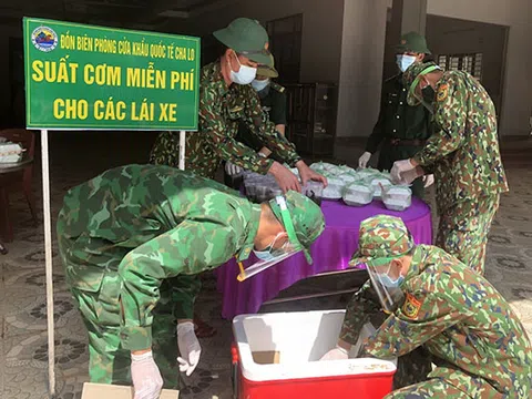 Bộ đội Biên phòng nấu cơm hỗ trợ nhân dân nơi biên giới