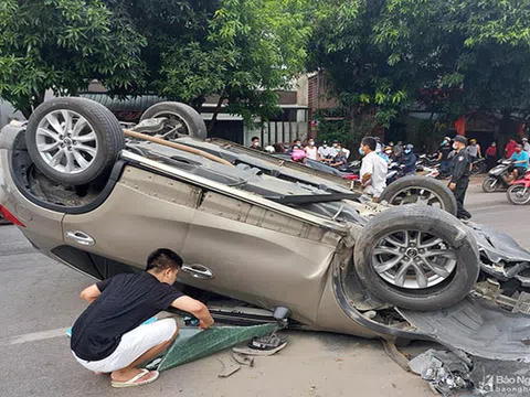 Nghệ An: Ô tô lật ngửa giữa đường phố Vinh, tài xế may mắn thoát nạn