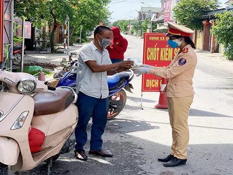 Nghệ An: Những "bông hồng vàng" trên tuyến đầu chống dịch