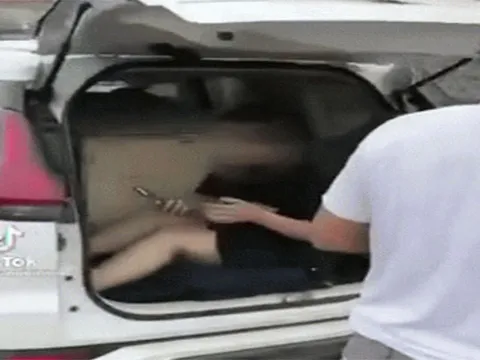 Người phụ nữ không đeo khẩu trang chui vào cốp ô tô để trốn khai báo y tế