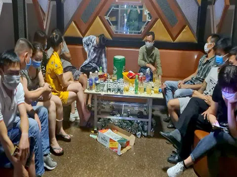 TP.Vinh: Bất chấp lệnh cấm, quán karaoke ngang nhiên hoạt động giữa mùa dịch 