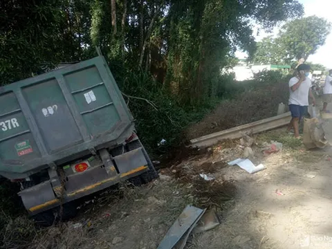 Nghệ An: Xe tải mất lái tông sập lan can trên quốc lộ 7