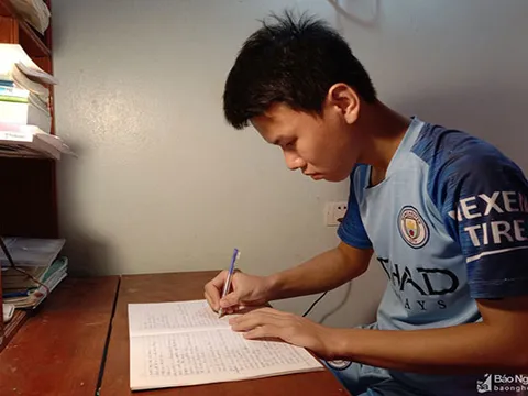Nghệ An: Nghị lực của cậu học trò nghèo chịu nỗi đau mồ côi khi cận ngày thi