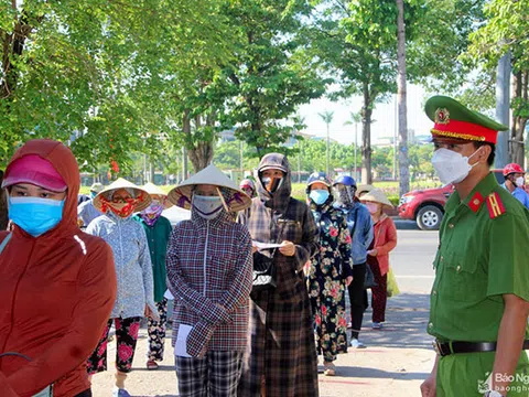 Cận cảnh người dân TP Vinh ngày đầu đi chợ bằng thẻ