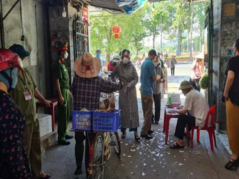 Nghệ An: Người dân TP Vinh loay hoay trong ngày đầu dùng phiếu đi chợ vì...khan hàng