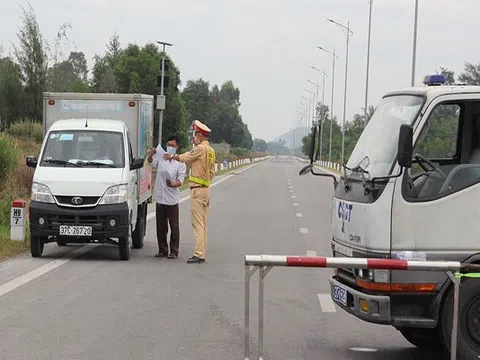 Nghệ An: "Giam mình" trong cái nắng 40 độ, bám chốt chống dịch