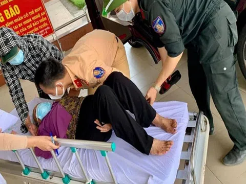 Nghệ An: CSGT dùng xe cá nhân đưa cụ bà bị ngất đi cấp cứu kịp thời giữa giãn cách