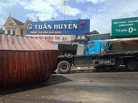 Nghệ An: Đang lên dốc, xe ô tô chở container bất ngờ quay đầu đâm vào dãy quán bên đường