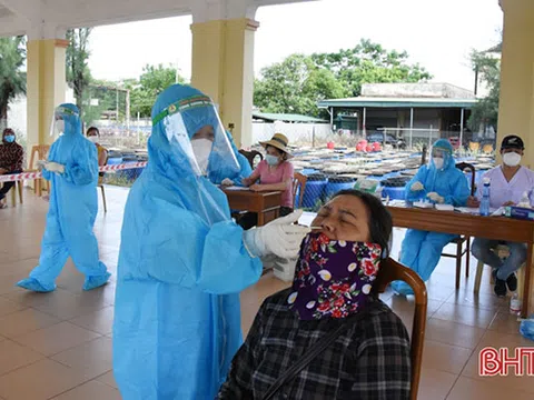 Hà Tĩnh: Test nhanh COVID-19 miễn phí cho hơn 100 người tại cảng cá Cửa Sót