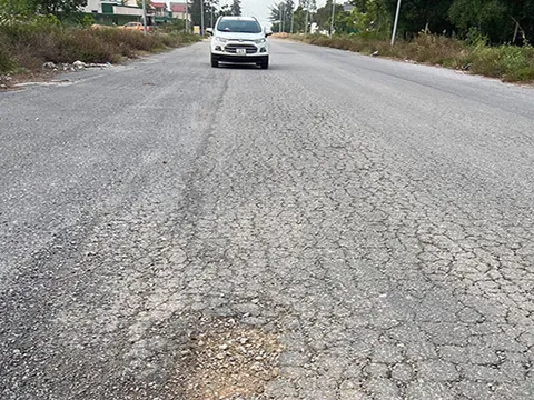Nghệ An: Đường 100 tỷ chưa bàn giao đã bong tróc bề mặt, phình lún