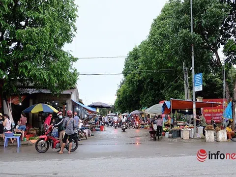 Nghệ An: Ki ốt không phép "mọc" ven quốc lộ, giao thông lộn xộn thị trấn vùng biên