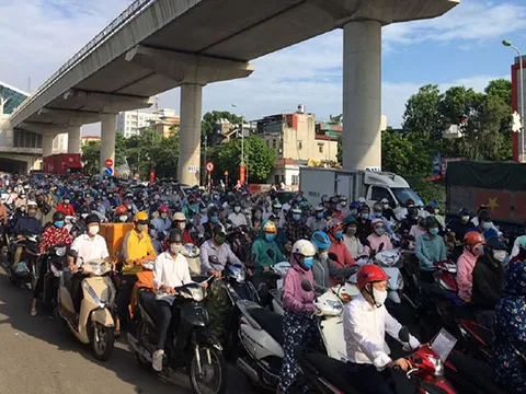 Ngày đầu giãn cách theo vùng, hàng ngàn người ùn ứ tại chốt vào "vùng đỏ"