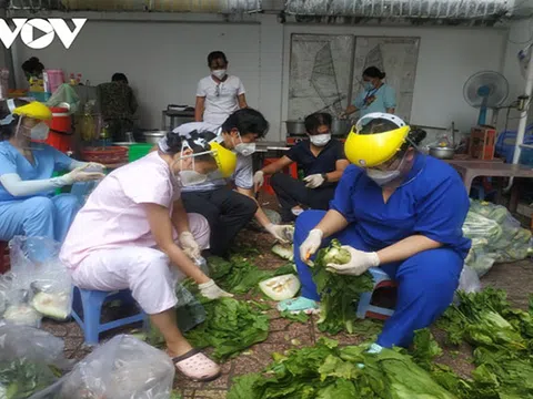 Sinh viên tình nguyện giữa tâm dịch TP.HCM: “Càng nguy hiểm, càng phải dấn thân”