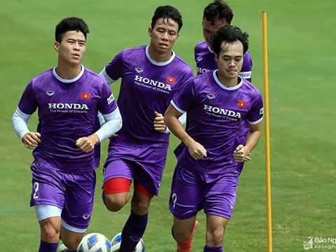 Thầy Park rèn thể lực tuyển Việt Nam giữa trời nắng gắt