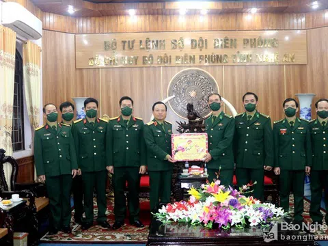 Bộ Tư lệnh Quân khu 4 thăm, chúc tết nhiều cơ quan, đơn vị của tỉnh Nghệ An