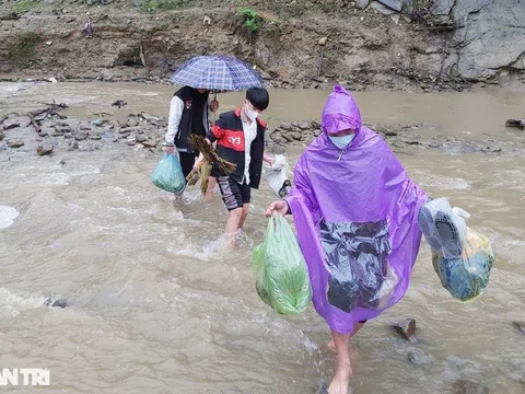 Tương Dương (Nghệ An): Lạnh "thấu xương", thầy cô vẫn lặng lẽ đi xuồng, lội suối để gieo chữ