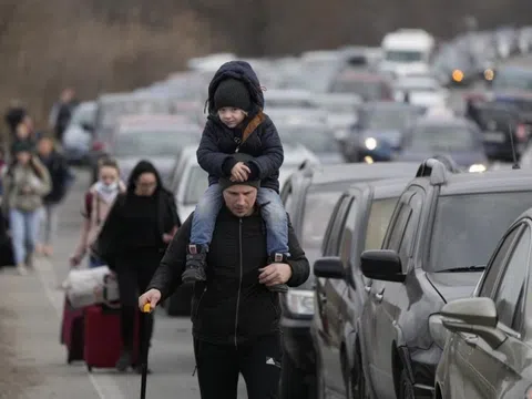 Quân đội Nga khép vòng vây quanh Kiev, 150.000 người Ukraine di tản sang các nước khác