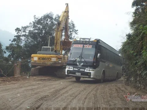 Hà Tĩnh: Thót tim đường lên cửa khẩu Cầu Treo, bên núi lở bên vực thẳm