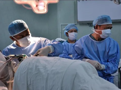 Mổ não cứu bé trai 6 tuổi ngày nào cũng bị co giật 6-7 lần