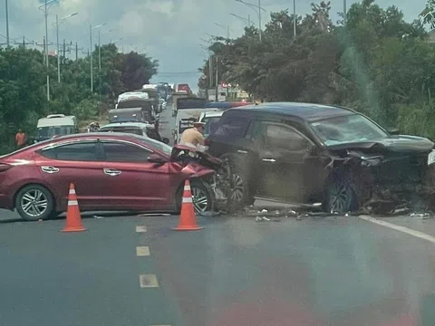 Hai ô tô tông nhau trên quốc lộ, 9 người bị thương nặng