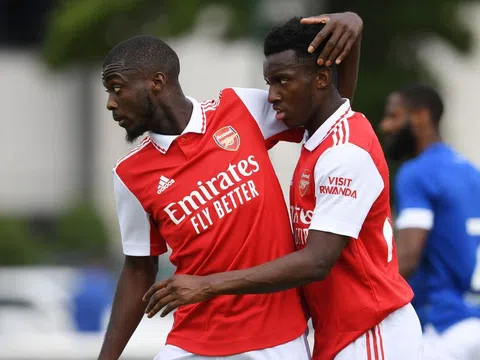 Nketiah lập hat-trick cho Arsenal trong lần đầu mặc số áo huyền thoại