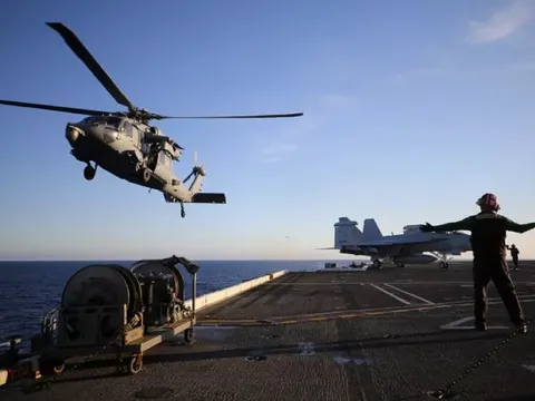 Hải quân Mỹ gặp sự cố hy hữu: Trực thăng đánh rơi 5 tên lửa xuống biển