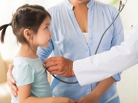 Bé gái 2 tuổi sùi mào gà, bác sĩ khuyên báo cảnh sát ngay