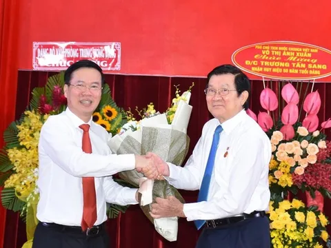 Nguyên Chủ tịch nước Trương Tấn Sang nhận huy hiệu 50 năm tuổi Đảng